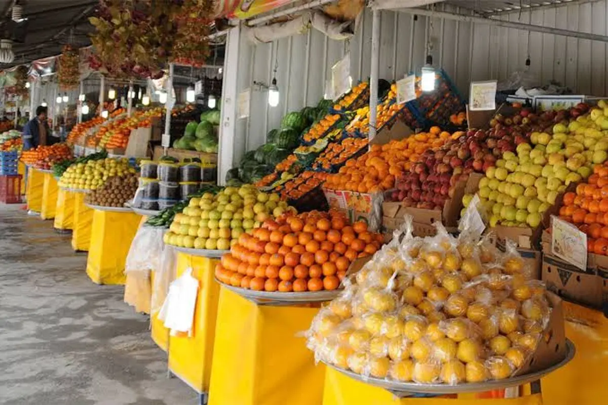 سفر در زمان؛ تصویر جالبی از یک مغازه میوه‌فروشی در قم در دهۀ 60 