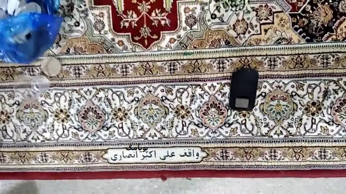 دستور آیت‌الله سیستانی درباره هدایای خانواده انصاری/ فرش‌های اهدایی به حرم امام حسین (ع) را جمع کنید