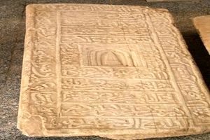 شناسایی سنگ قبر ۳۱۲ ساله در اسدآباد