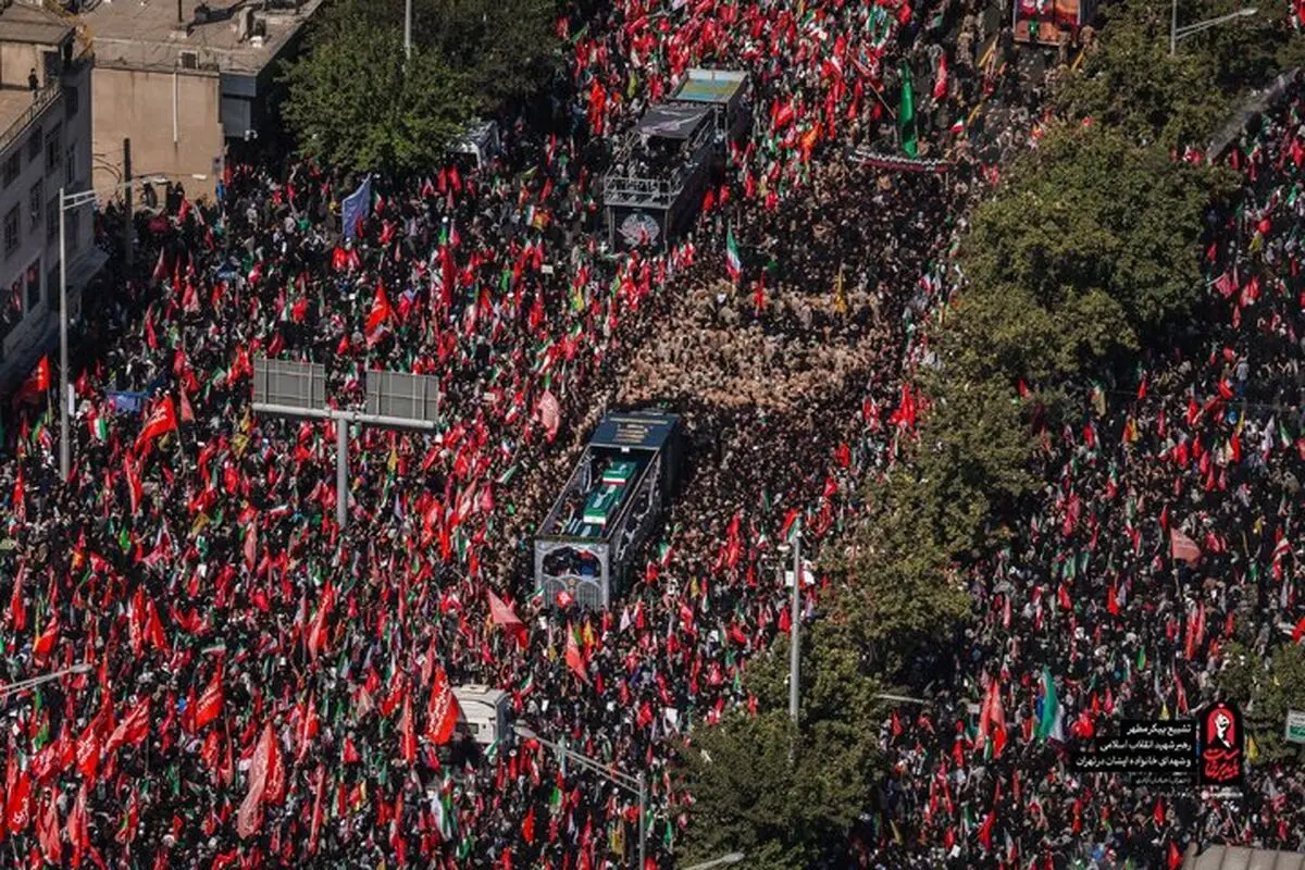 پوشش متفاوت برخی زنان در مراسم تشییع پیکر رهبر شهید انقلاب/ تصاویر

