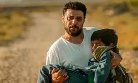 اهدای جایزه بهترین سریال تلویزیونی به رضا صابری برای سریال وحشی توسط جواد عزتی/ ویدئو