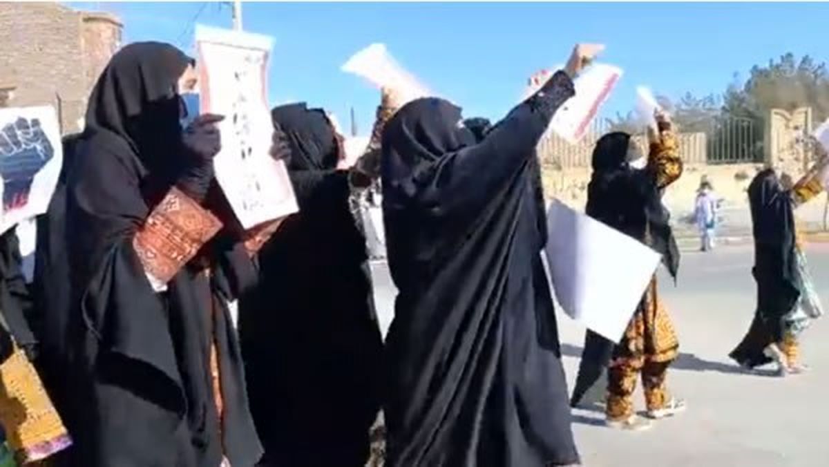 در تجمع دیروز زاهدان باز هم زن هایی که از شهرهای دیگر رفته بودند، شعار دادند

