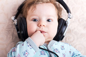 گوش کردن به موتزارت می‌تواند به عنوان یک مسکن برای نوزادان عمل کند