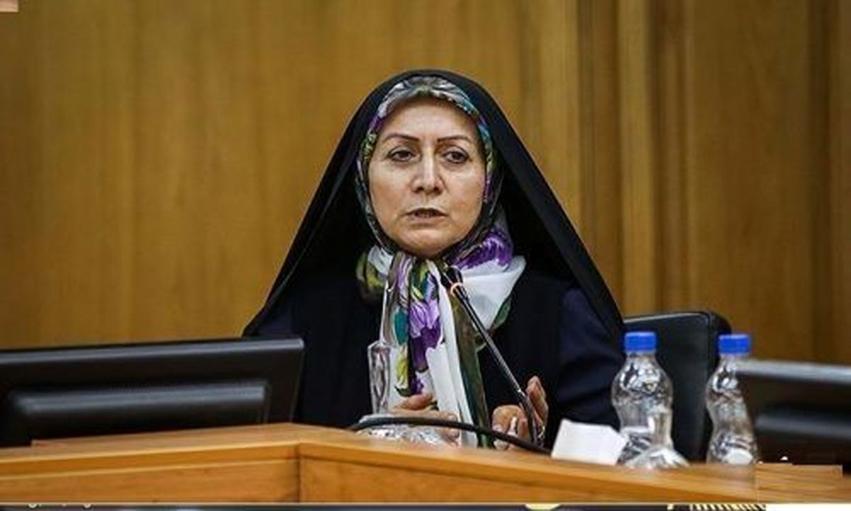 برخی خانمها بعد از پایان کار اداری چادر خود را جمع میکنند/ اقدامات محدودیت زا را تندروهای اصولگرا سال ۹۶ در مشهد آغاز کردند