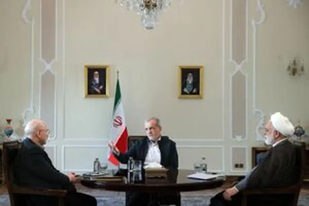 نشست سران قوا به میزبانی پزشکیان در اتاقی با چراغ های خاموش/ عکس

