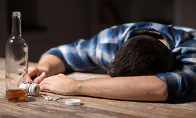 علائم ﻣﺴﻤﻮﻣﯿﺖ ﺑﺎ اﻟﮑﻞ چیست و چگونه درمان می‌شود؟  
