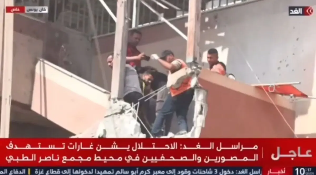لحظه حمله مستقیم اسرائیل به امدادگران هنگام انتقال پیکر شهدا/ ویدئو


