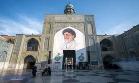 تصویر زیبای رهبر شهید در ورودی صحن انقلاب حرم رضوی | فیلم