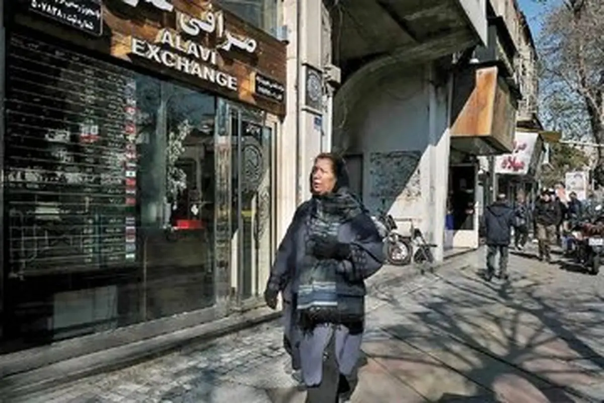 وضعیت معاملات ارز در خیابان فردوسی؛ خرید و فروش نیست/ دلال ها هم غیب شده اند