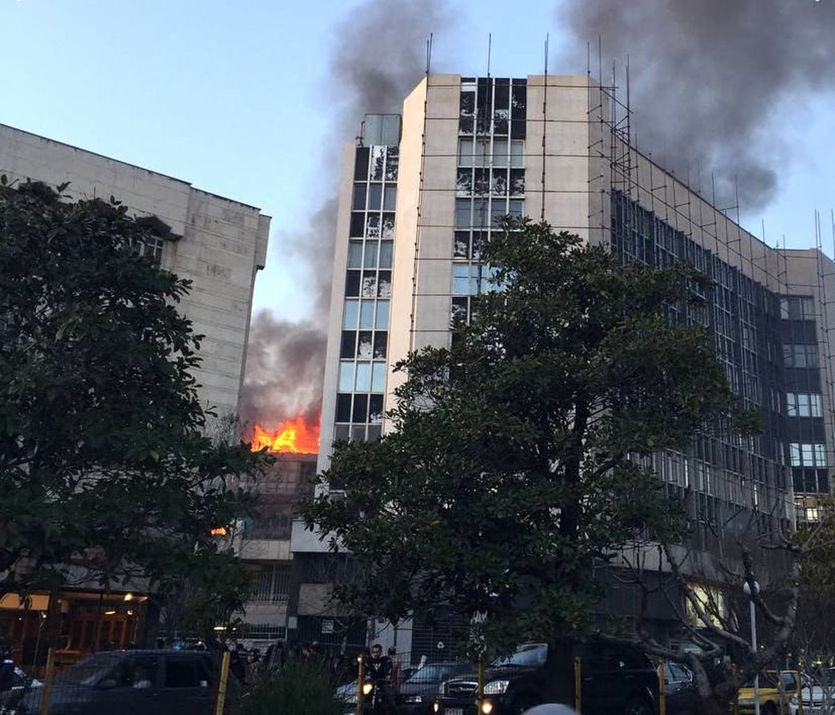 آتش‌سوزی ساختمانی در خیابان کریمخان/ ویدئو
