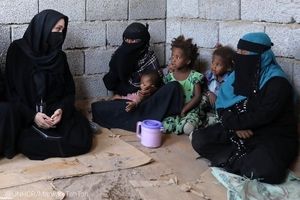 اندوه آنجلینا جولی در میان خانواده‌های آواره یمنی/ عکس