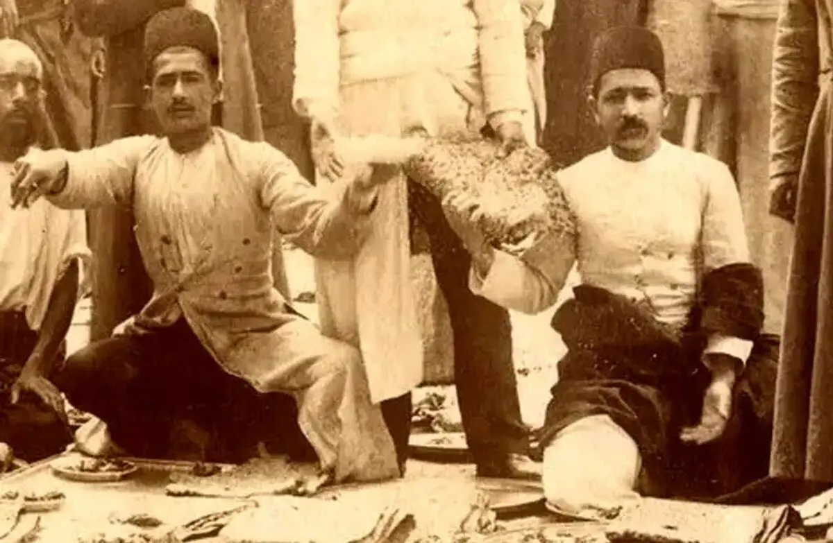 سفر به ایران قدیم؛ سینی‌های غذا در حیاط سفارت انگلستان؛ 120 سال قبل 