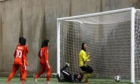 پیروزی پرگل صدرنشینان لیگ فوتبال زنان 

