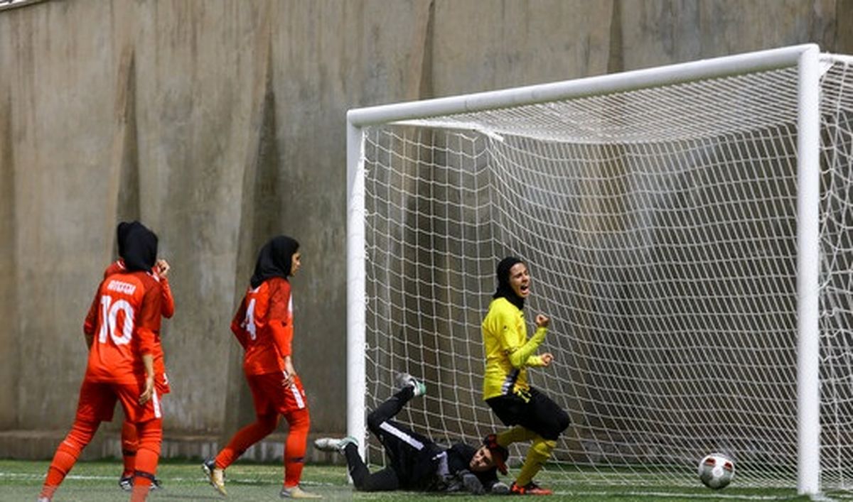پیروزی پرگل صدرنشینان لیگ فوتبال زنان 

