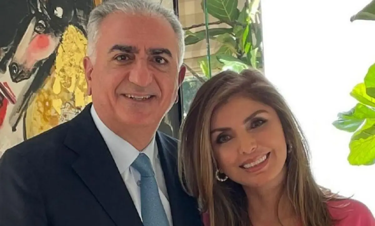 همسر رضا پهلوی در مسجد حجاب سر کرد!/ عکس
