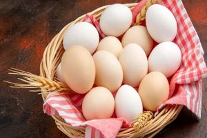 وجود لکه‌های قرمز و قهوه‌ای در تخم‌مرغ نشانه چیست؟