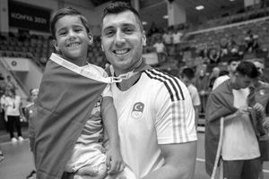 جان باختن کاپیتان تیم ملی هندبال ترکیه و پسرش زیر آوار زلزله