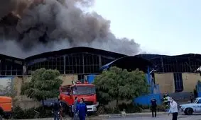 آتش‌سوزی یک کارخانه پلیمر در میبد/ ویدئو