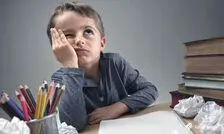 در تکالیف مدرسه بچه ها همراهی کنیم یا دخالت؟