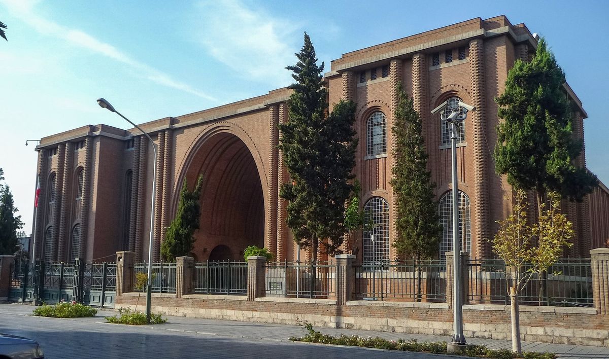 انتقال اشیای تاریخی موزه ملی به مخازن امن در زمان جنگ تحمیلی | عکس