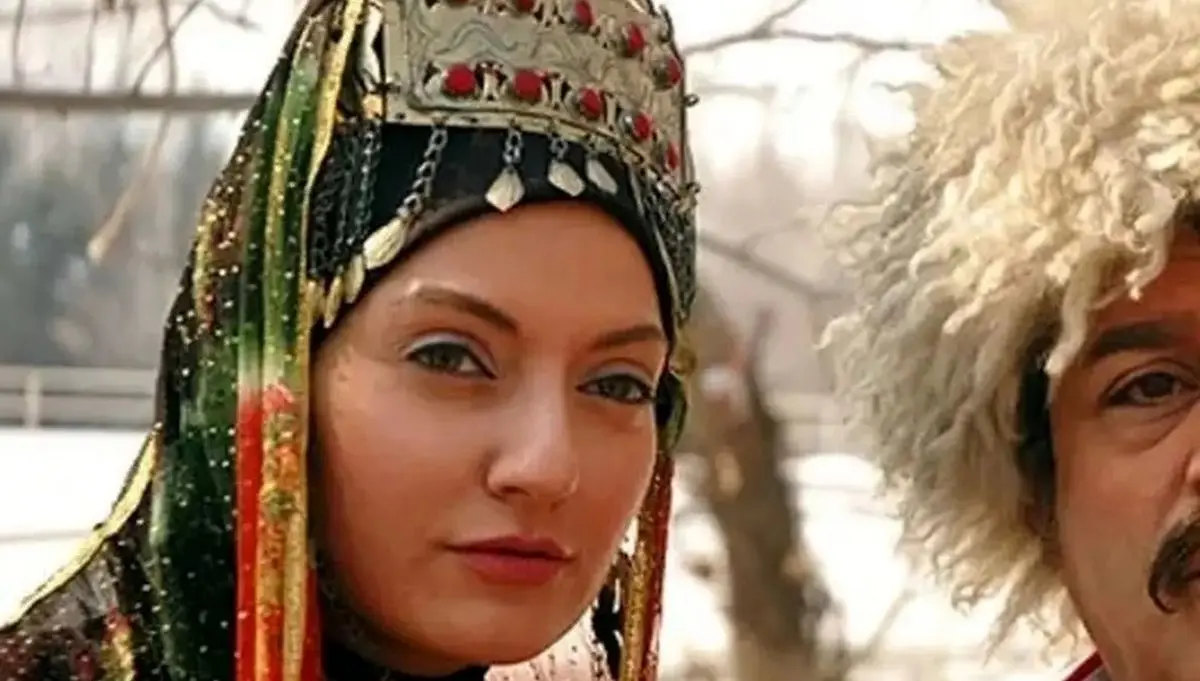  سفر زمان؛ «مهناز افشار» در مراسم تشییع ناصر ملک مطیعی؛ سال 97/ عکس
