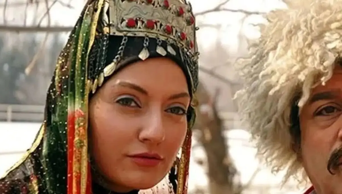  سفر زمان؛ «مهناز افشار» در مراسم تشییع ناصر ملک مطیعی؛ سال 97/ عکس
