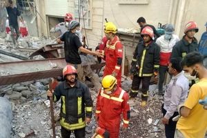قهرمان جهان در میان امدادگران ساختمان متروپل آبادان/ تصویر