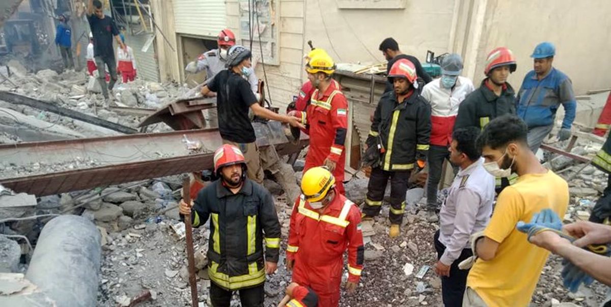 قهرمان جهان در میان امدادگران ساختمان متروپل آبادان/ تصویر