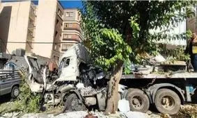 لحظه تصادف مرگبار تریلی با ۱۱ خودرو در خیابان استخر تهران/ ویدئو