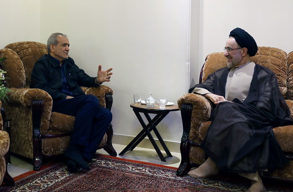 خانه پزشکیان مورد توجه کاربران توییتر؛ از مبلهای قدیمی و کاپشن پزشکیان تا جوراب خاتمی/ تصاویر