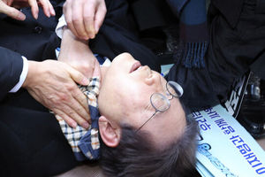 رهبر اپوزیسیون کره‌جنوبی از ناحیه گردن مورد ضربه چاقو قرار گرفت/ ویدئو حاوی تصاویر خشن

