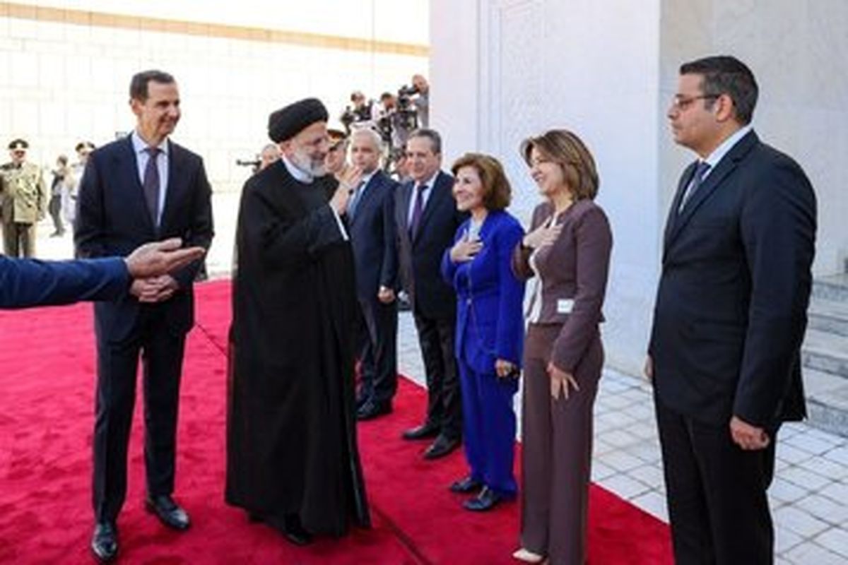 واکنش کیهان به عکس خوش و بش کردن رئیسی با زنان بی حجاب سوری