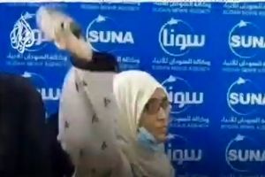  پرتاب لنگه کفش خبرنگار به سمت یک سیاستمدار در سودان/ ویدئو

