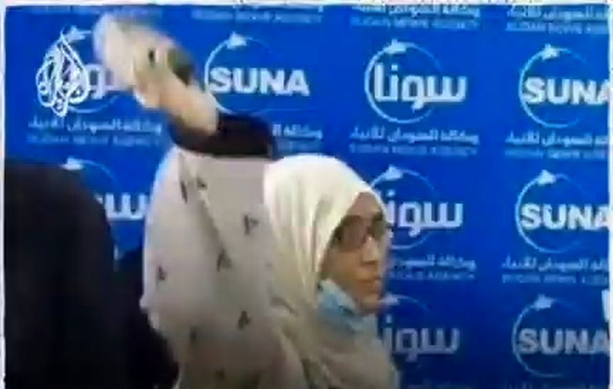 پرتاب لنگه کفش خبرنگار به سمت یک سیاستمدار در سودان/ ویدئو

