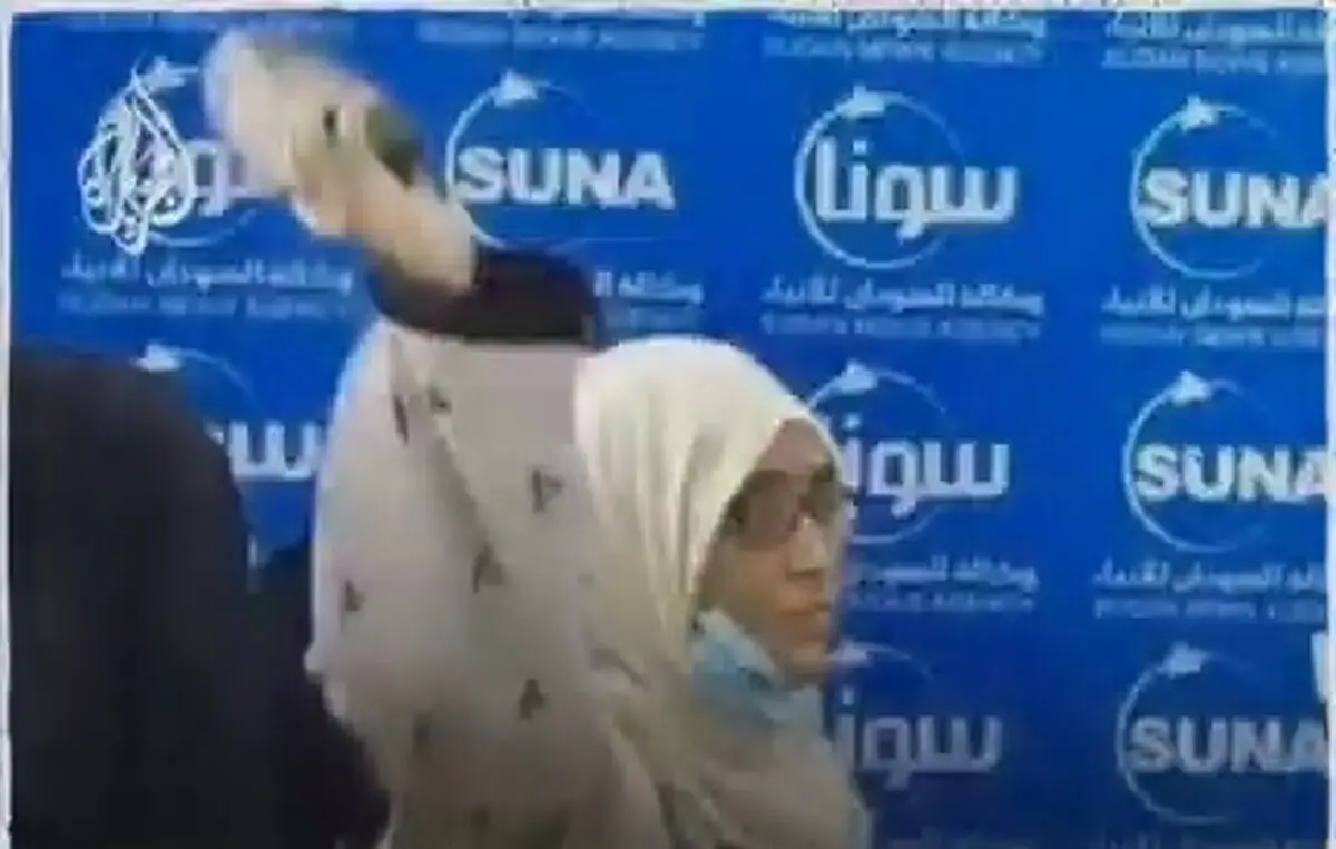  پرتاب لنگه کفش خبرنگار به سمت یک سیاستمدار در سودان/ ویدئو

