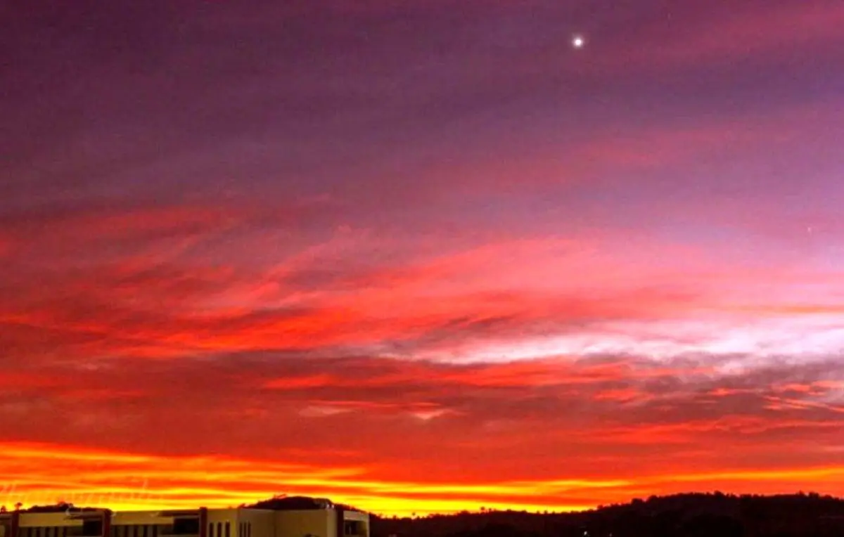 تصویر عجیب سرخ‌رنگ و آخرالزمانی آسمان استرالیا