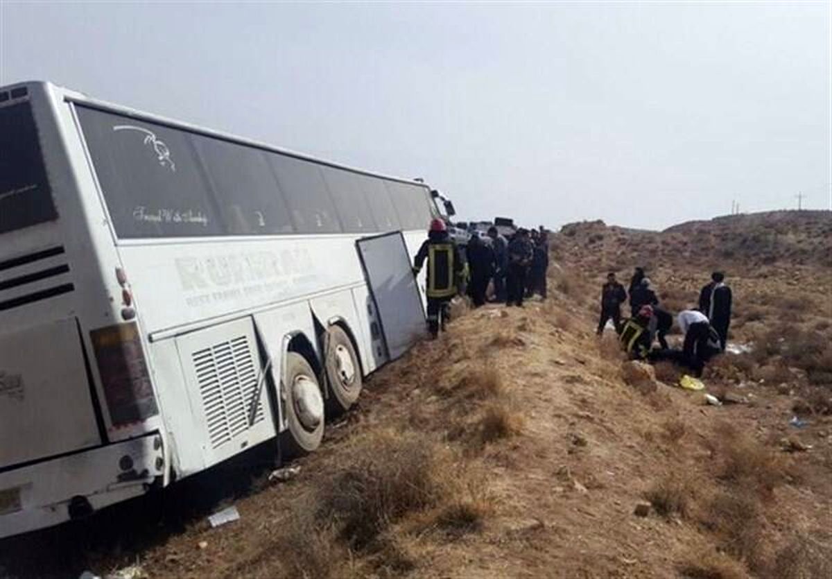 حادثه برای اتوبوس زائران در جاده مهران / ۳۳ مسافر داخل اتوبوس بودند