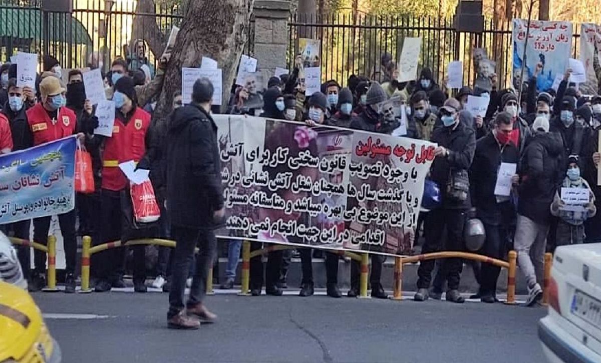 تجمع آتش نشانها مقابل شورای شهر تهران/ ویدئو