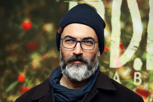 تیپ و چهره بامزه «پارسا پیروزفر» در 6 سالگی و سال 57 با روپوش مدرسه