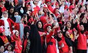 روزنامه کیهان: دیدید ورود زنان به ورزشگاه‌ها غلط بود؟!

