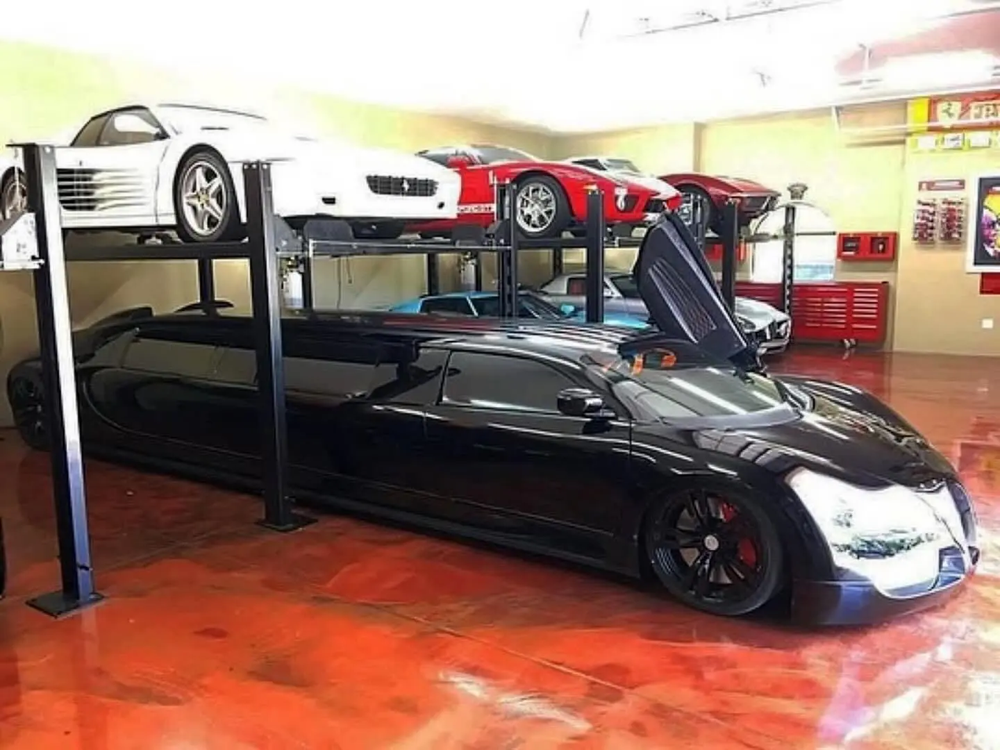 نمای جانبی لیموزین کشیده بوگاتی وی‌لانگ با درهای باز شده به سبک بال‌چایچی و طراحی الهام گرفته از بوگاتی ویرون.