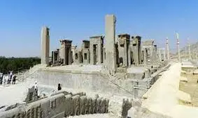 سفر به زمان؛ تصویر زنی در تخت جمشید، سال ۱۳۳۵