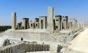 سفر به زمان؛ تصویر زنی در تخت جمشید، سال ۱۳۳۵
