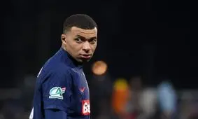  امباپه با مادرش بازی را دید!/ عکس

