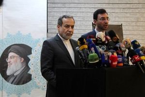 عراقچی: ایران برای جنگ و صلح آماده است

