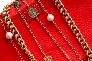 اصول و قواعد مهم برای ست کردن جواهرات با انواع لباس