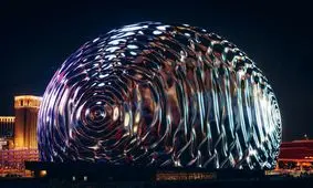 بزرگ‌ترین سازه کروی جهان به پیشواز هالووین رفت/ ویدئو 