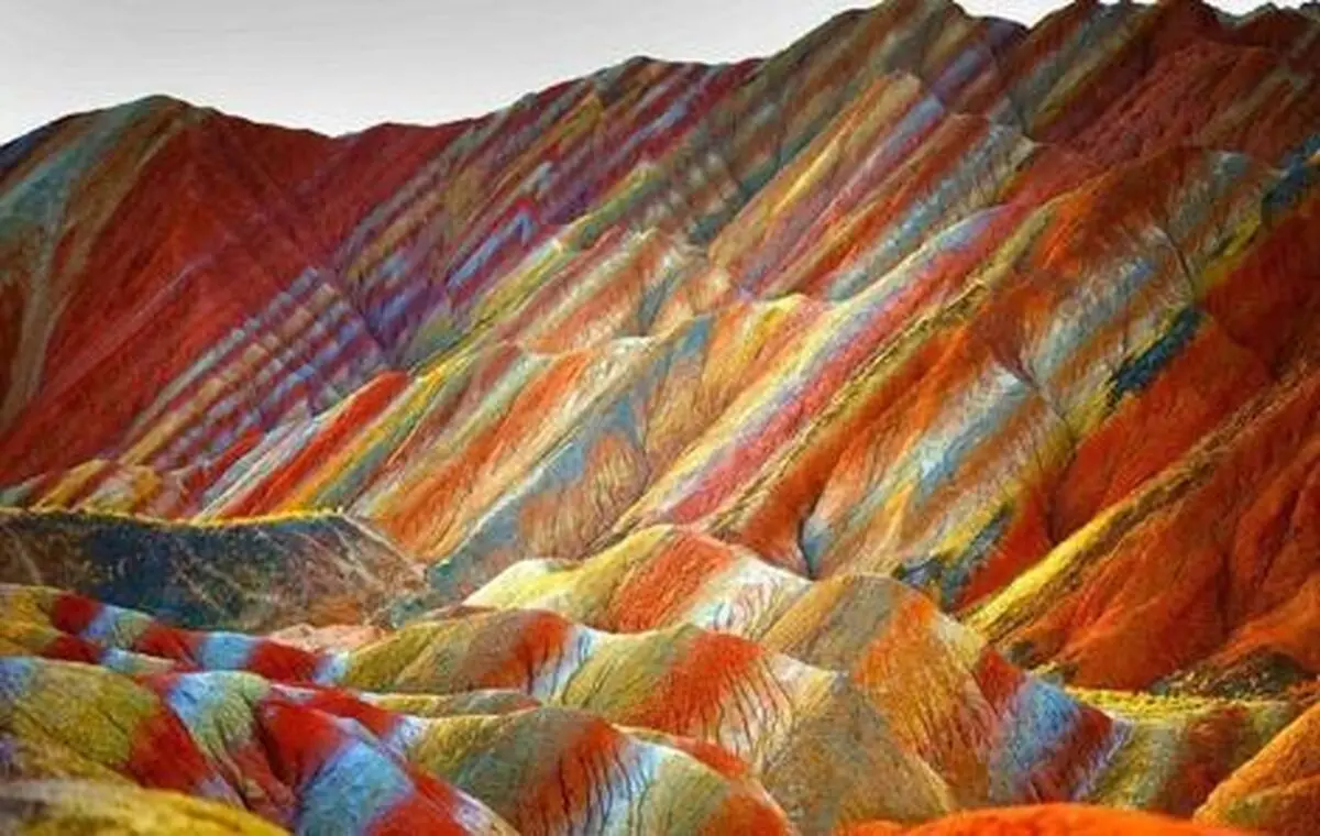 منظره ای رویائی و کمیاب از کوهستان رنگین کمان/ عکس