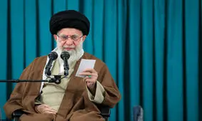 رهبر انقلاب: گاهی اوقات جنگ نظامی آسانتر از جنگ فکری است/ ملت ایران با ایستادگی خود، به توطئه‌ دشمن پوزخند می زند