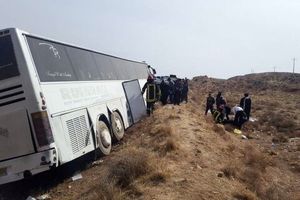 واژگونی اتوبوس مسافران عراقی در محور نیشابور به سبزوار ۴ فوتی بر جا گذاشت/  علت واژگونی اتوبوس زائران عراقی اعلام شد/ ویدئو